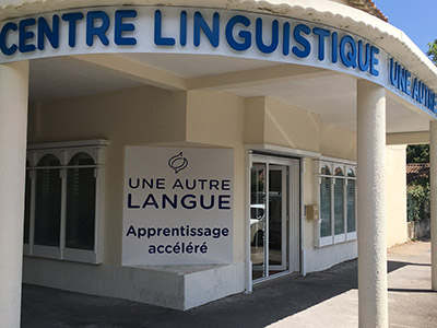Façade du centre une autre langue à Arles